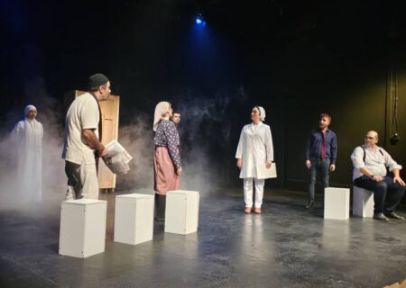 نمایش «مهمانسرای دو دنیا» روی صحنه رفت