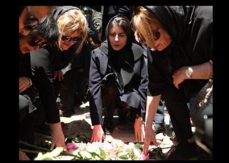 پیکر مادر لیلا حاتمی در کنار علی حاتمی به خاک سپرده شد