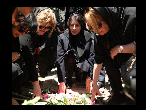 پیکر مادر لیلا حاتمی در کنار علی حاتمی به خاک سپرده شد
