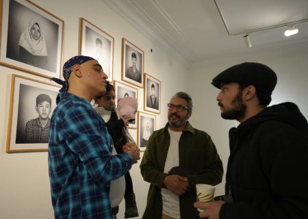 حضور بازیگر زخم کاری در افتتاحیه یک نمایشگاه/ پرتره‌هایی از کودکان افغانستانی