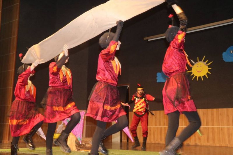 زنگ اجرای نمایش «ریزه میزه فسقلی» به صدا درمیآید