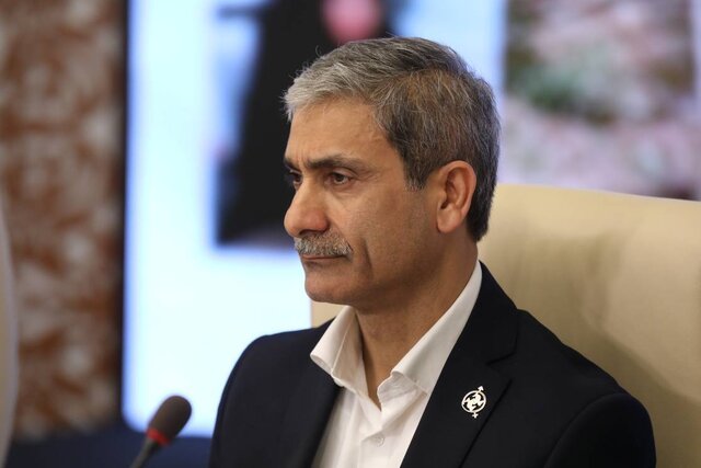 پروفسور خطابم نکنید! من حسین بهاروند هستم