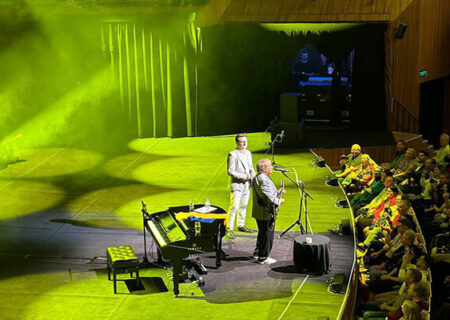 هم‌صدایی خواننده گروه آریان با کریس دی‌برگ در یک کنسرت