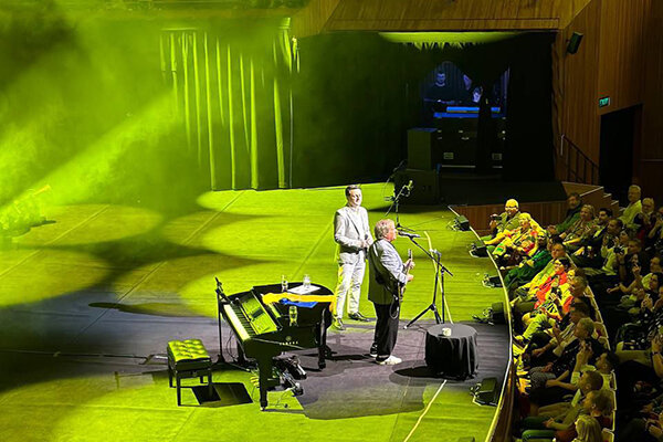 هم‌صدایی خواننده گروه آریان با کریس دی‌برگ در یک کنسرت