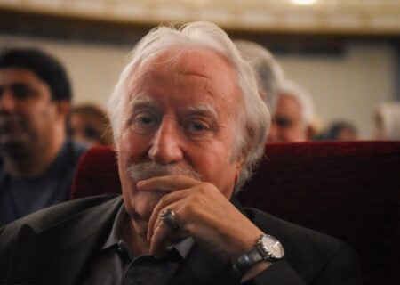 پیکر محمود فرشچیان در جوار مقبره صائب تبریزی آرام می‌گیرد