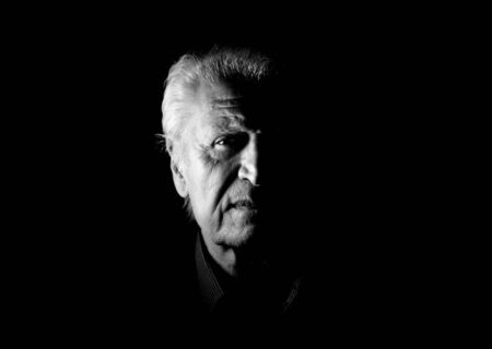 پیکر احمد پژمان از مقابل تالار وحدت تشییع می‌شود