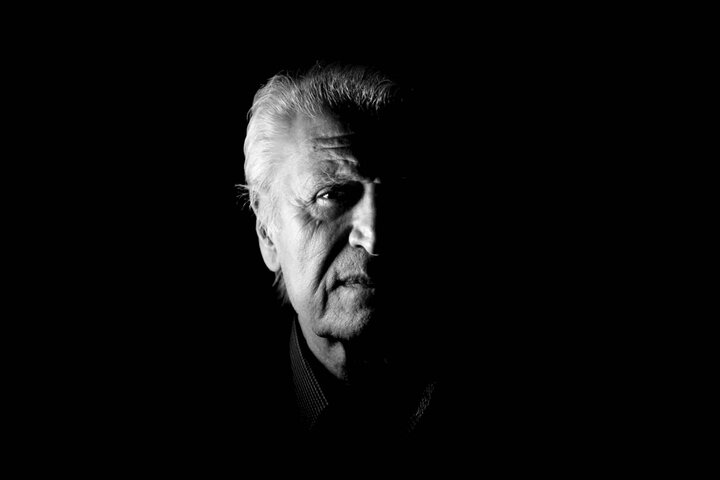 پیکر احمد پژمان از مقابل تالار وحدت تشییع می‌شود