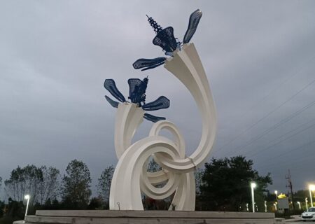 مجسمه «پیوند مهرگان» رونمایی شد/ اثری که هویت بصری شهری را متمایز می‌کند