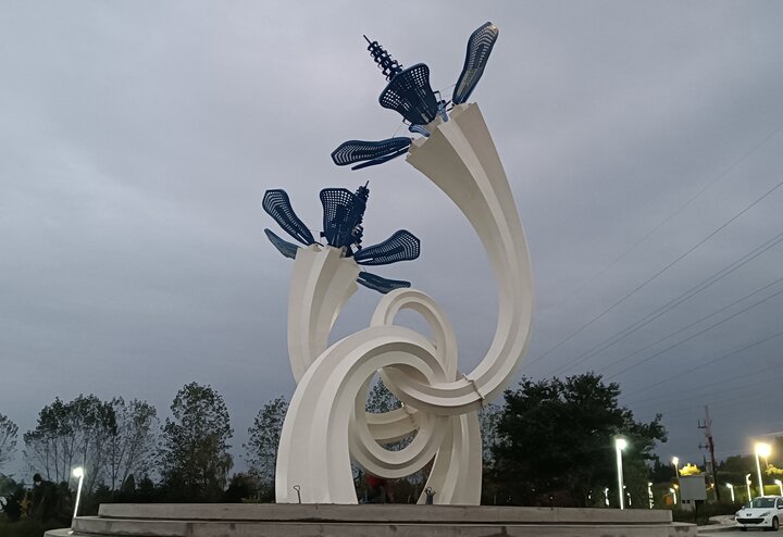 مجسمه «پیوند مهرگان» رونمایی شد/ اثری که هویت بصری شهری را متمایز میکند