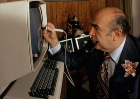 ۳ هزار دقیقه صدای خام/ فرمول تازه‌ای برای پرتره‌سازی از هویدا