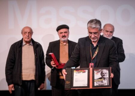 مراسم نکوداشت زنده‌یاد مسعودشاهی برگزار شد/ قرائت وصیتنامه و اهدای نشان فیروزه به مدیر ایدئولوگ سینمای مستند