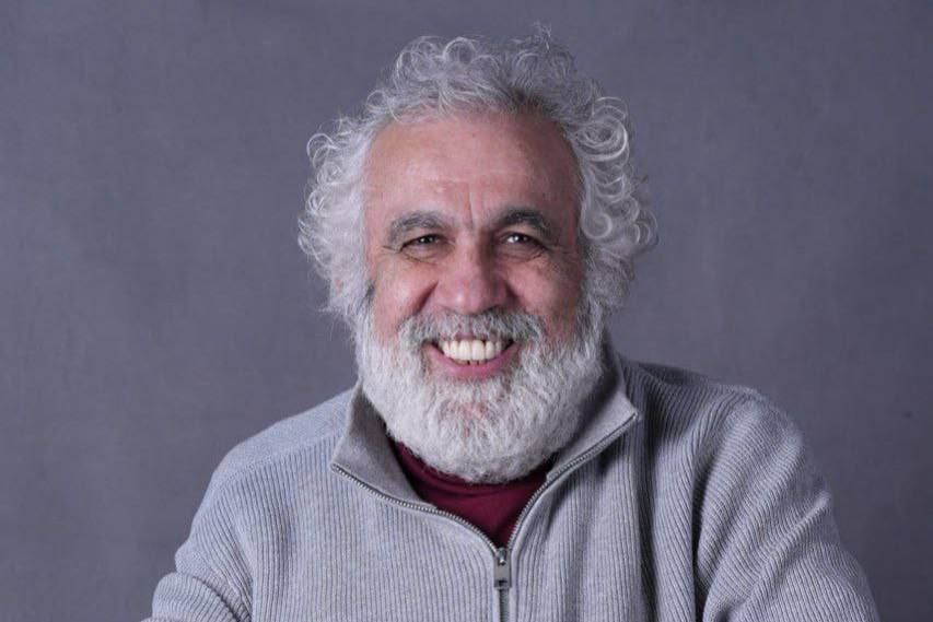 علیرضا کوشک‌جلالی با پابرهنه، لخت، قلبی در مشت می‌آید