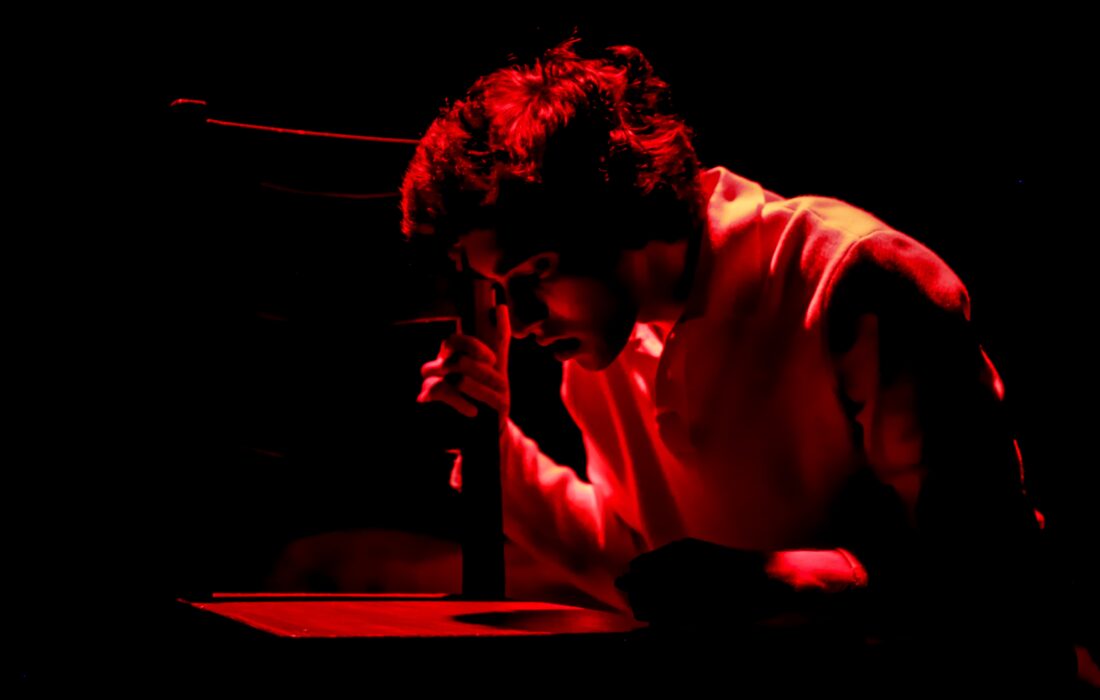 دو زبان و دو فرهنگ با یک شخصیت/ اجرایی فراتر از مرزهای فرهنگی