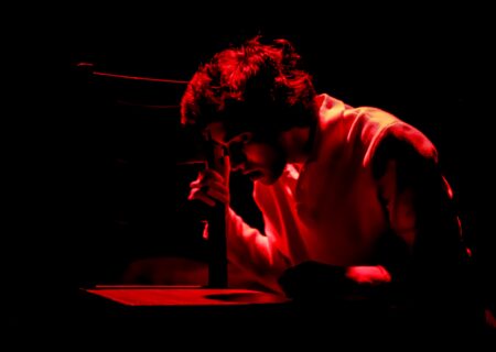 دو زبان و دو فرهنگ با یک شخصیت/ اجرایی فراتر از مرزهای فرهنگی